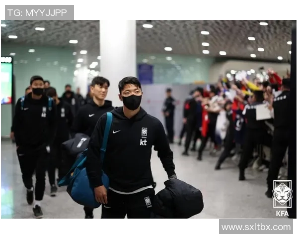 球员赛后感谢粉丝热情接机，机场变“球迷海”